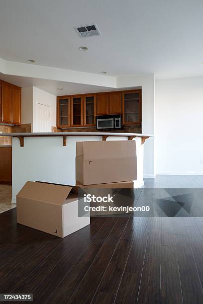 Foto de Movendo Caixas Em Casa e mais fotos de stock de Arquitetura - Arquitetura, Artigo de decoração, Atividade Móvel
