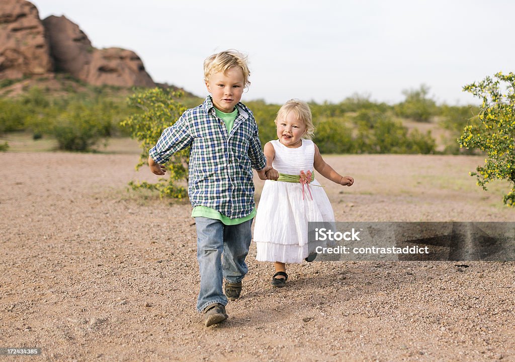 Hermano y hermana agarrar de la mano. - Foto de stock de Agarrar libre de derechos