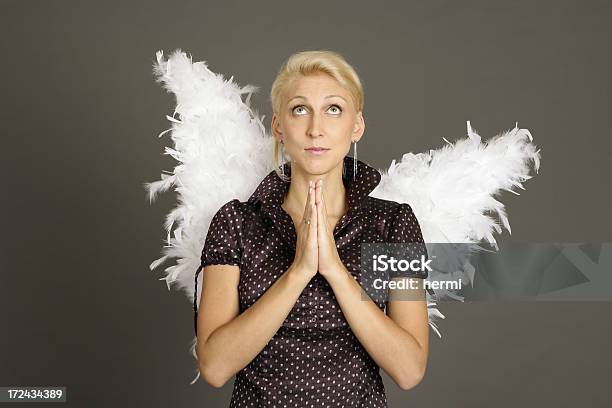 Hermosa Chica Con Alas De Ángel Foto de stock y más banco de imágenes de Humor - Humor, Ángel, Aclamar