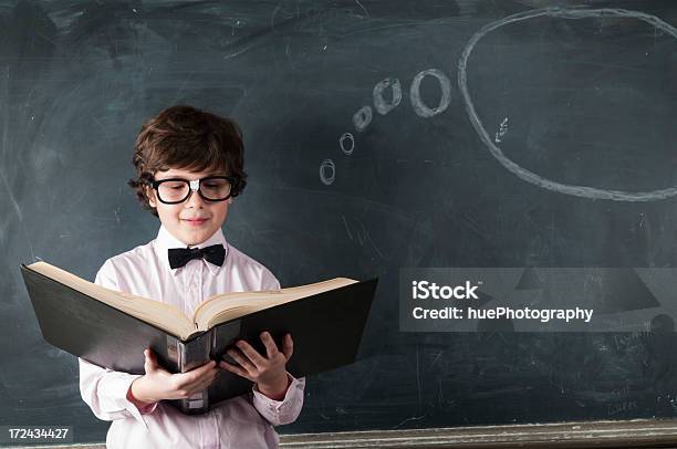 Boy Reading Foto de stock y más banco de imágenes de 10-11 años - 10-11 años, Aprender, Burbuja de pensamiento