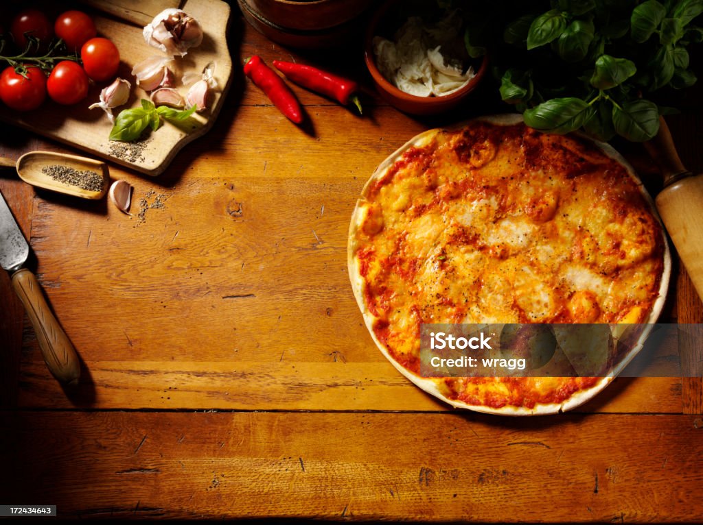 Pizza Margarita en una mesa de madera - Foto de stock de Ajo libre de derechos