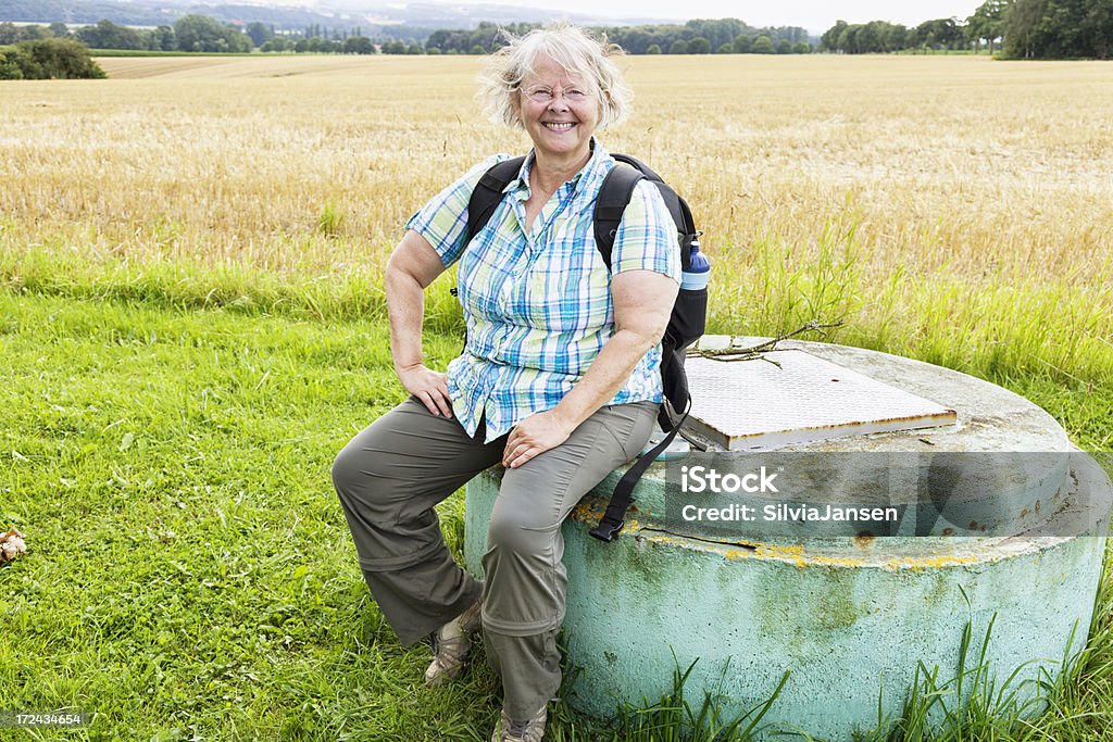 Riposo da hiking donna anziana in estate - Foto stock royalty-free di Sovrappeso