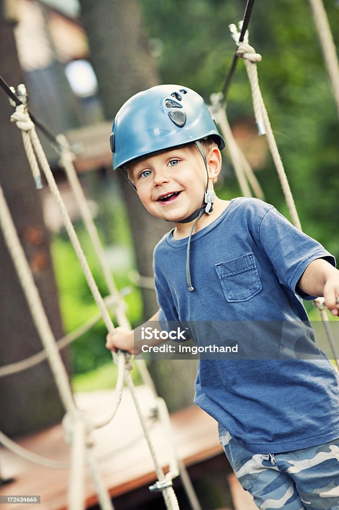 Kleine Junge in den adventure park. - Lizenzfrei 2-3 Jahre Stock-Foto