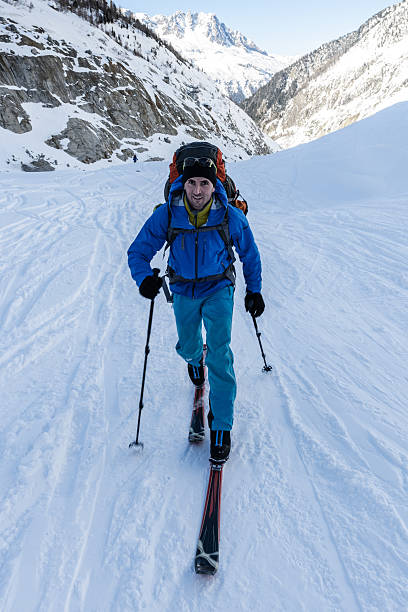 esqui em mer de glace - mont blanc ski slope european alps mountain range - fotografias e filmes do acervo