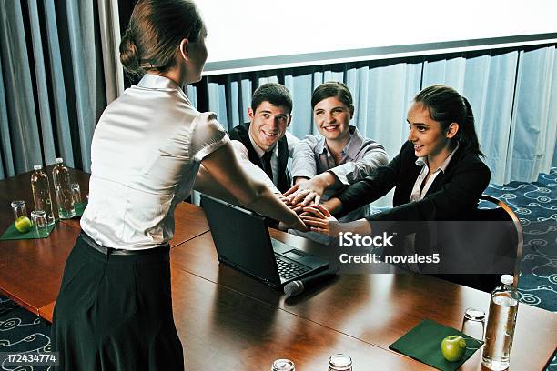 Foto de Equipe De Negócios Jovem e mais fotos de stock de Adulto - Adulto, Amizade, Aprender