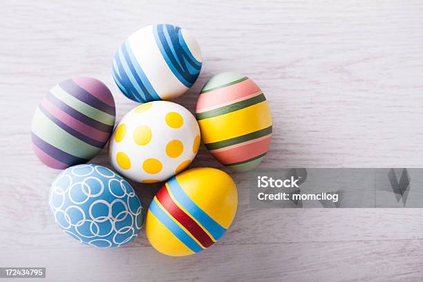Kolorowe Jajka Wielkanocne - zdjęcia stockowe i więcej obrazów Bez ludzi - Bez ludzi, Dekoracja, Drewno - Tworzywo