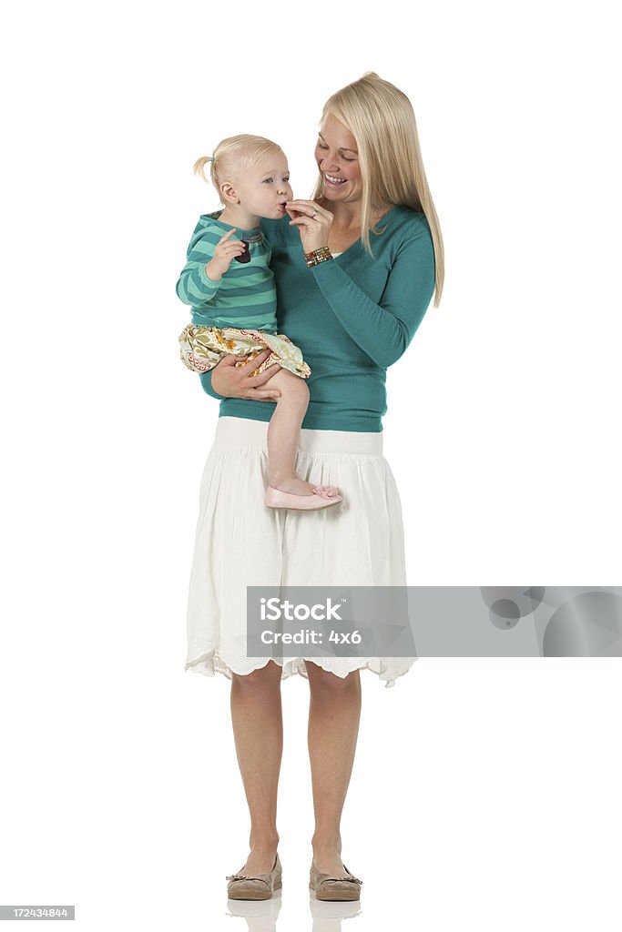 Donna di nutrire la sua bambina - Foto stock royalty-free di Mangiare