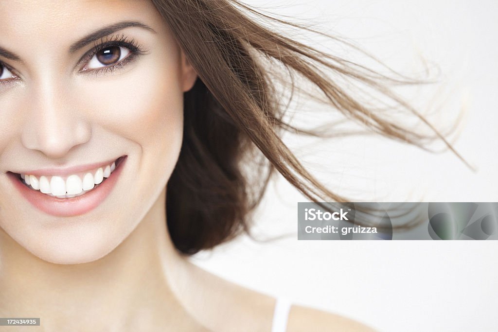 Красота Портрет молодой женщины, красивая улыбка брюнетка - Стоковые фото Манекенщица роялти-фри