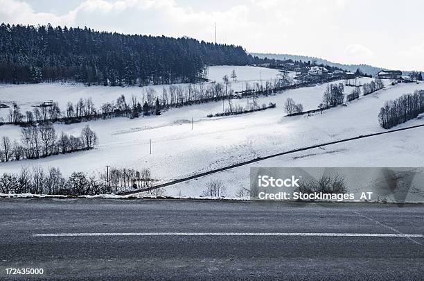 Primer Plano De Marcación De Carretera De Campo Foto de stock y más banco de imágenes de Aire libre - Aire libre, Asfalto, Austria