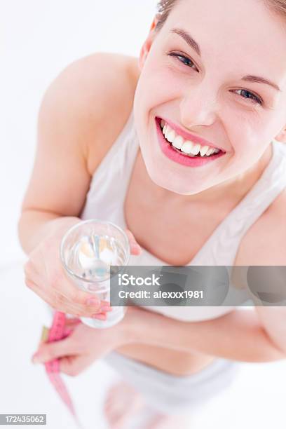Gewichtsabnahme Mit Einem Lächeln Stockfoto und mehr Bilder von Abnehmen - Abnehmen, Attraktive Frau, Bandmaß