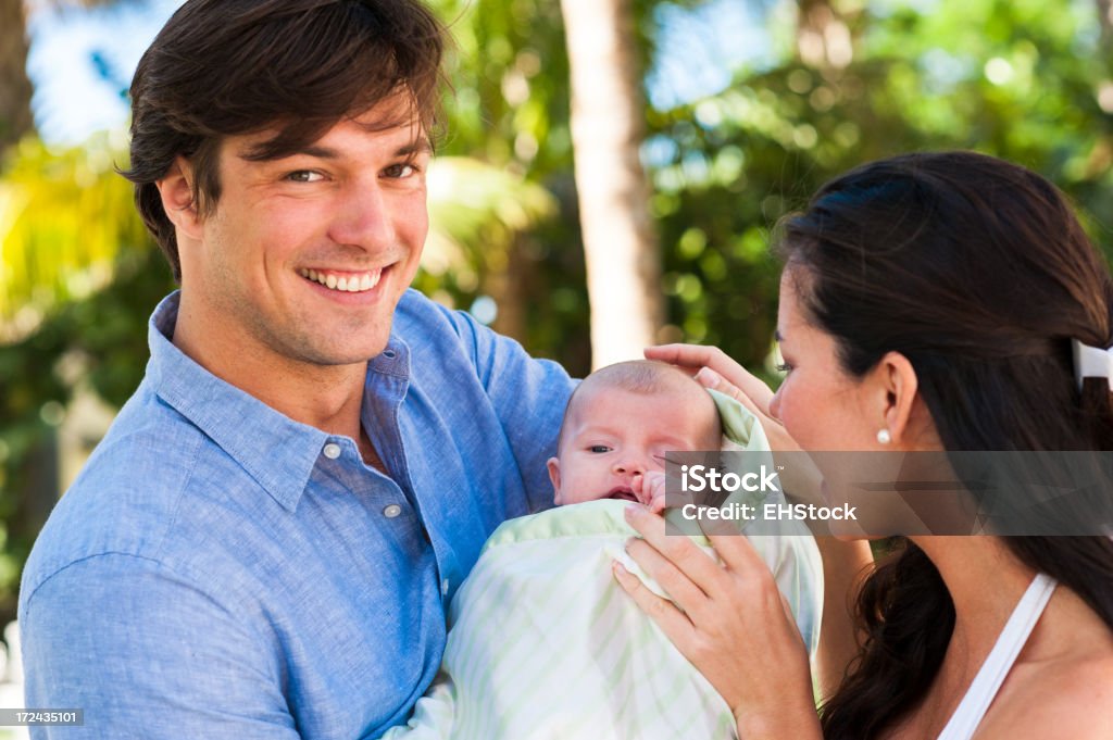 Familia joven en el parque Tropical - Foto de stock de Adulto libre de derechos