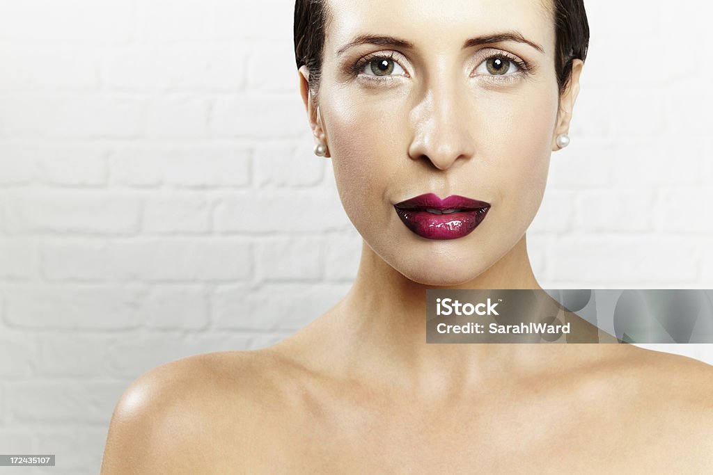 Splendida giovane modello femminile con aspetto scuro - Foto stock royalty-free di A petto nudo