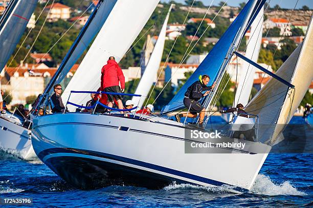 Segeln Crew Auf Segelboot Stockfoto und mehr Bilder von Besatzung - Besatzung, Regatta, Rennen - Sport