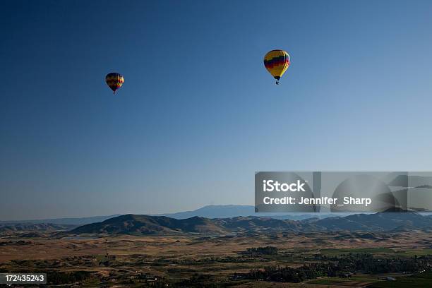 Due Mongolfiere - Fotografie stock e altre immagini di Ariel - Personaggio fantastico - Ariel - Personaggio fantastico, Montagna, Paesaggio