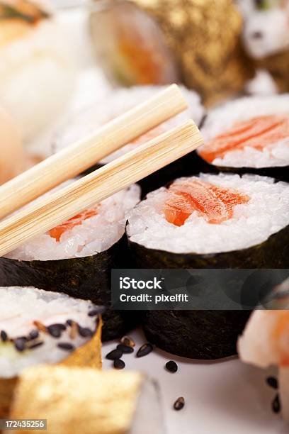 Conjunto De Sushi - Fotografias de stock e mais imagens de Alimentação Saudável - Alimentação Saudável, Arroz - Alimento Básico, Carne