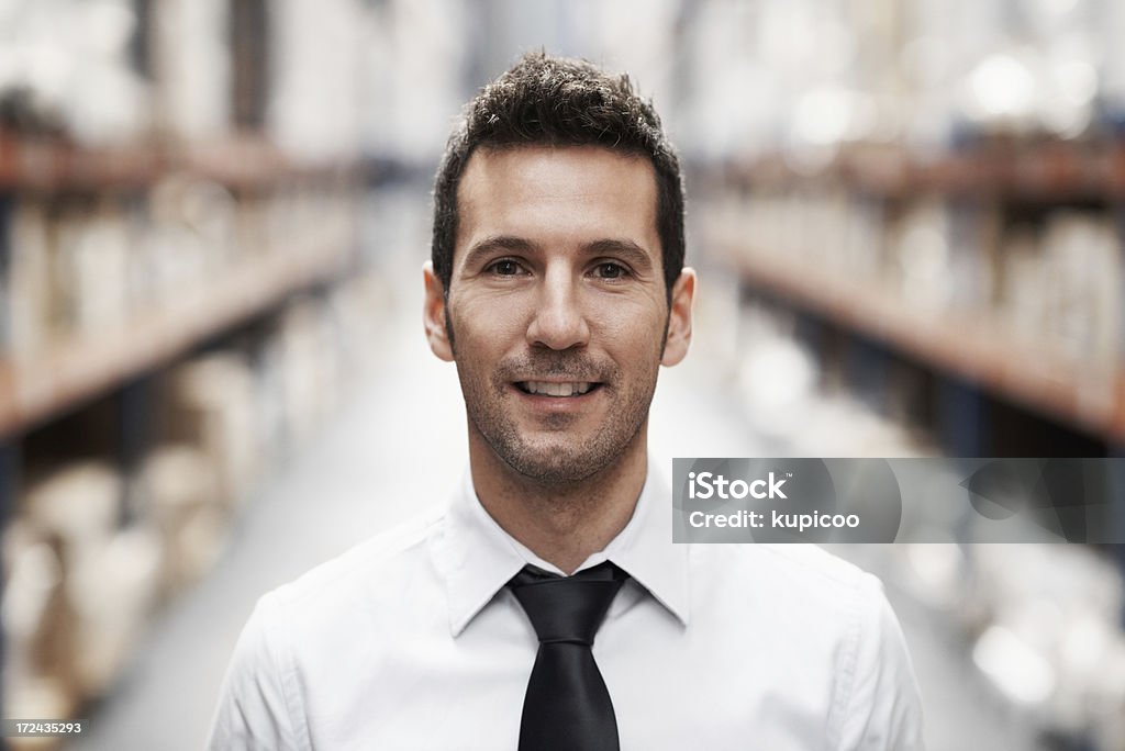 La gestión de almacén mientras sonriente - Foto de stock de Adulto libre de derechos