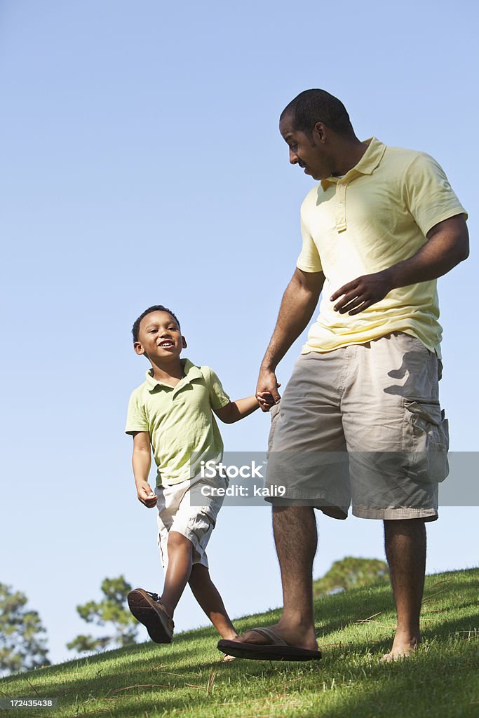 Ojciec i syn, trzymając się za ręce spaceru - Zbiór zdjęć royalty-free (30-39 lat)