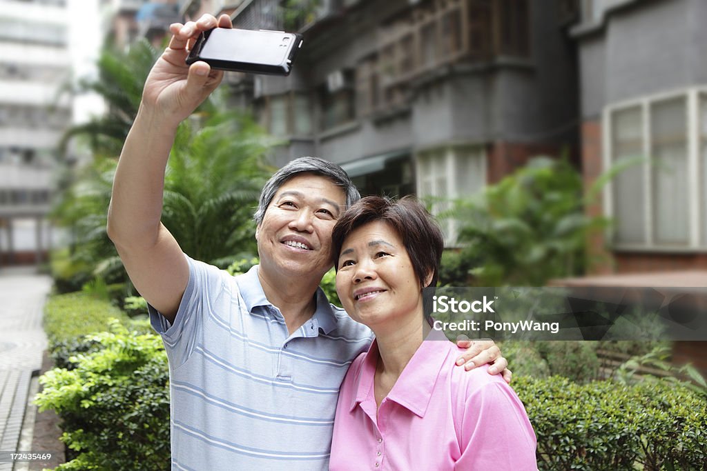 Feliz pareja sonriendo de edad avanzada mayores de la imagen - Foto de stock de Abrazar libre de derechos