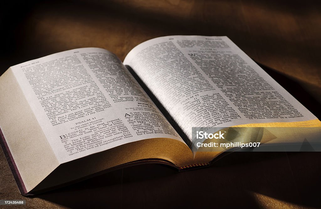 Джеймс Библия БОЛЬШОЙ КРОВАТЬЮ (King SIZE) - Стоковые фото Библия роялти-фри