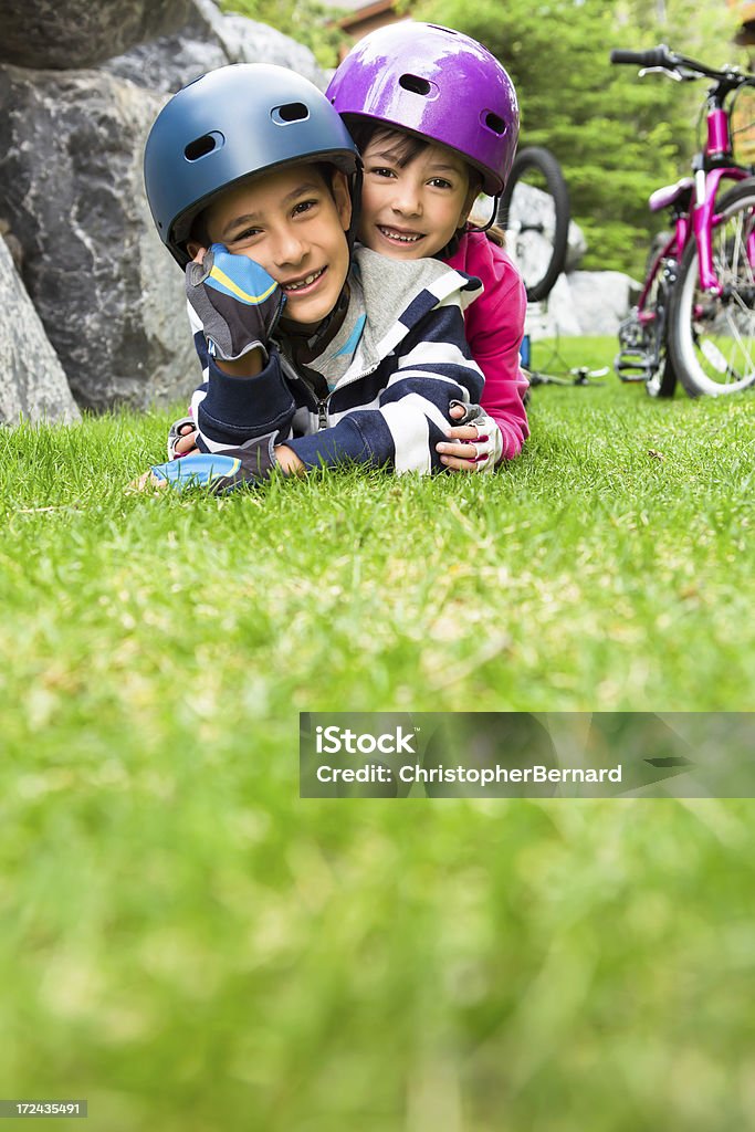 Młody chłopiec i Dziewczyna biorąc sobie przerwę od jazdy na rowerze - Zbiór zdjęć royalty-free (6-7 lat)