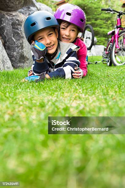 Jovem Rapaz E Rapariga A Fazer Uma Pausa Da Bicycling - Fotografias de stock e mais imagens de 6-7 Anos