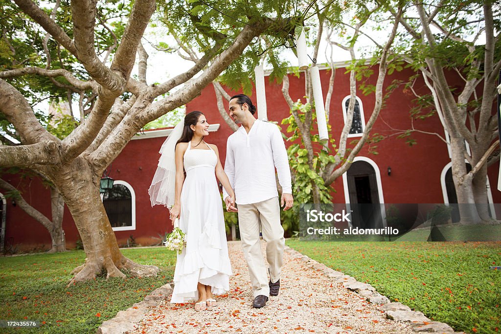 Alegre o noivo e a noiva andando de mãos dadas - Foto de stock de 20 Anos royalty-free