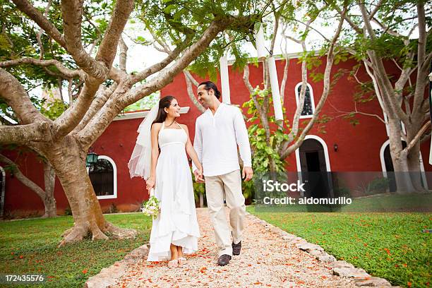 Foto de Alegre O Noivo E A Noiva Andando De Mãos Dadas e mais fotos de stock de 20 Anos - 20 Anos, Adulto, Alegria