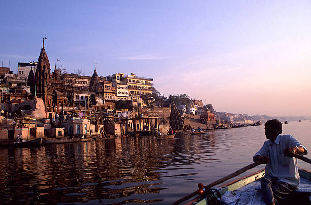 boatman na rzeka ganges rano. indie, varanasi - india varanasi ganges river temple zdjęcia i obrazy z banku zdjęć