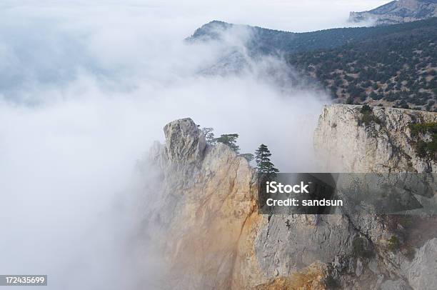 Foto de Foggy Crimean Montanhas e mais fotos de stock de Assustador - Assustador, Borrifo, Bosque - Floresta