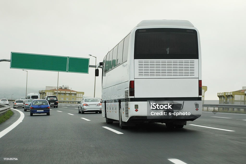 Autobus międzymiastowy na autostradzie - Zbiór zdjęć royalty-free (Asfalt)