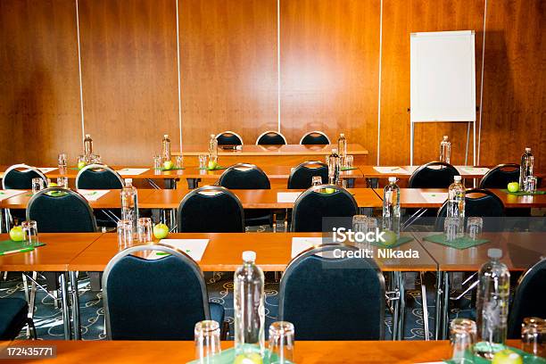 Sala De Aulas Com Refreshments - Fotografias de stock e mais imagens de Reunião de negócios - Reunião de negócios, Ninguém, Centro de Conferência