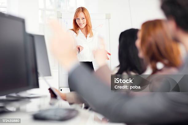 Donna Daffari Dando Una Presentazione Per Il Suo Team - Fotografie stock e altre immagini di Abbigliamento da lavoro