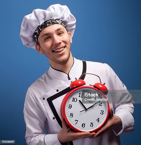 Chef Sosteniendo Un Reloj Despertador Foto de stock y más banco de imágenes de Humor - Humor, Panadería, Adulto