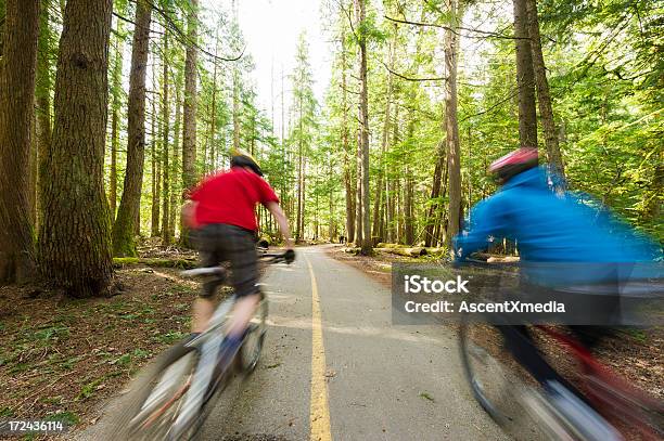 Пара На Велосипеде — стоковые фотографии и другие картинки Горизонтальный - Горизонтальный, Горный велоспорт, Два человека