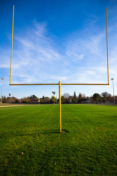 słupek bramki w futbolu amerykańskim - aspirations goal post american football sky zdjęcia i obrazy z banku zdjęć