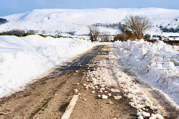 country road で雪の晴れた冬の日 - road isweather2012 weather country road ストックフォトと画像