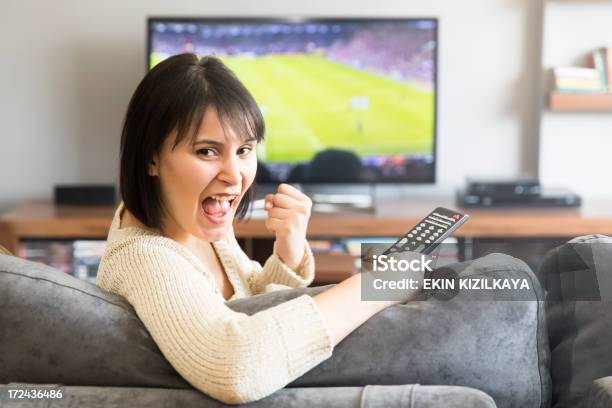 Junge Frau Vor Dem Fernseher Stockfoto und mehr Bilder von Fußball - Fußball, Frauen, Fan