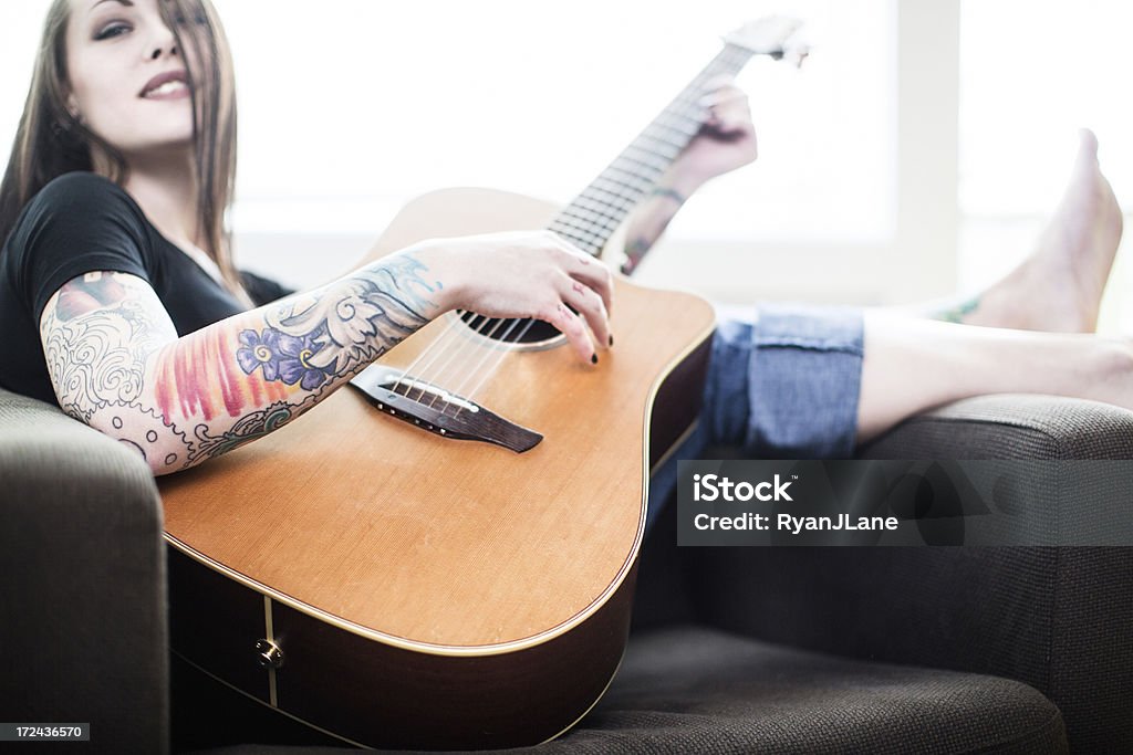 Junge Frau Gitarre spielen - Lizenzfrei Akustikgitarre Stock-Foto