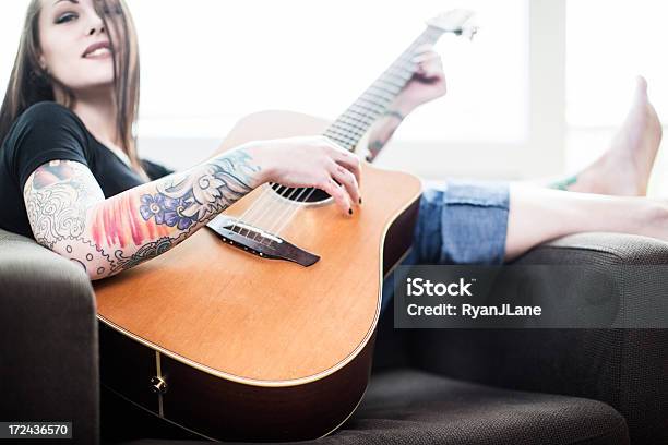 Foto de Jovem Mulher Tocando Guitarra e mais fotos de stock de 20 Anos - 20 Anos, Aconchegante, Adulto