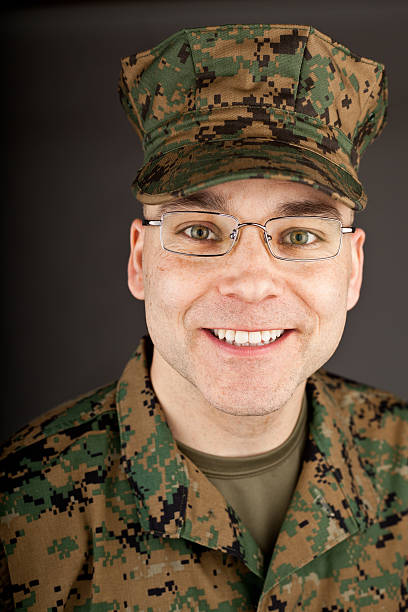 marine en gafas sonriente - marines adult student camouflage camouflage clothing fotografías e imágenes de stock