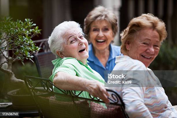 Drei Ältere Frauen Lachen Auf Der Terrasse Stockfoto und mehr Bilder von Alter Erwachsener - Alter Erwachsener, Gemeindezentrum, Lachen