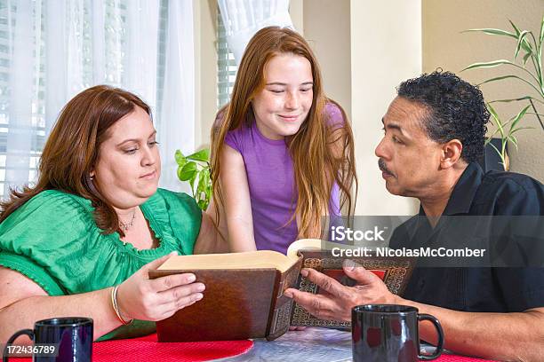 Foto de Família Discutir Bíblia Na Mesa Da Sala De Jantar e mais fotos de stock de Missionário - Missionário, Adolescentes Meninas, 40-49 anos