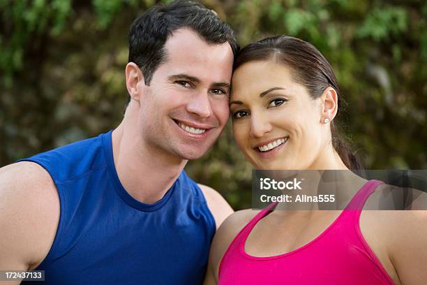 Photo libre de droit de Portrait Dun Jeune Couple En Vêtements De Sport En Plein Air banque d'images et plus d'images libres de droit de Adulte