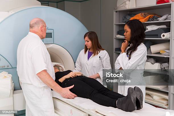 Foto de Mulher Doente Sexame De Ressonância Magnética Auxiliar De Chefe Radiologista Dois Médicos e mais fotos de stock de Clínica Médica