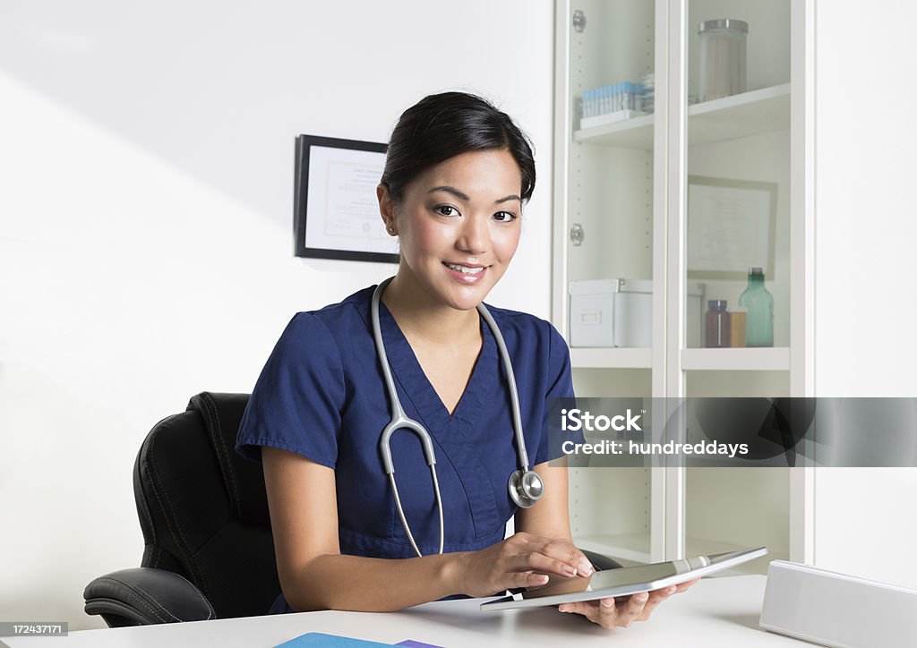어린 아시아계 여성 간호사 쥠 디지탈 태블릿 - 로열티 프리 20-29세 스톡 사진