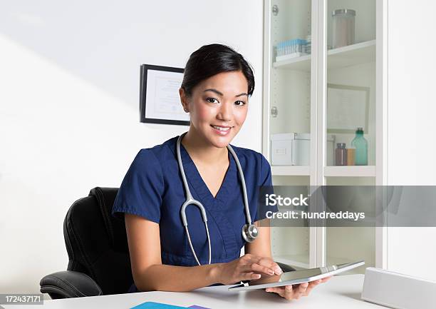 어린 아시아계 여성 간호사 쥠 디지탈 태블릿 20-29세에 대한 스톡 사진 및 기타 이미지 - 20-29세, 간호사, 건강관리와 의술