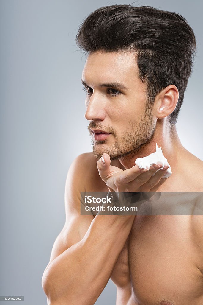 Мужчина держит Крем для бритья - Стоковые фото Благополучие роялти-фри