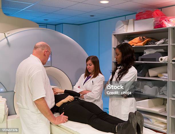 Женщина Пациента Мрт Оказание Помощи Шеф Радиолог Два Доктора — стоковые фотографии и другие картинки Machinery