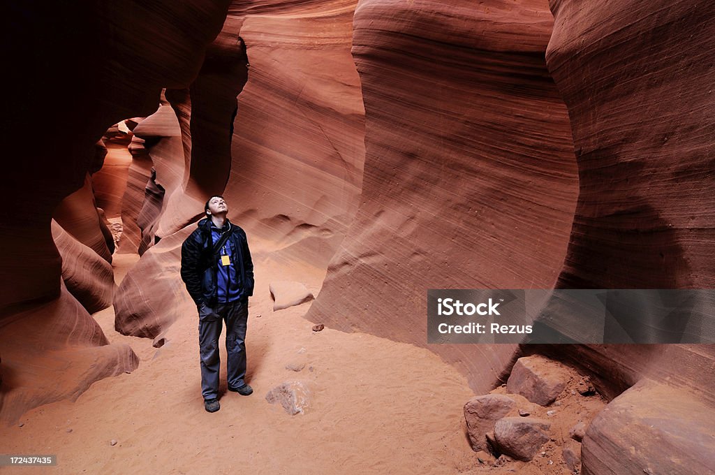 Uomo guarda nel Canyon Lower Antelope, Arizona, Stati Uniti - Foto stock royalty-free di Antelope Canyon