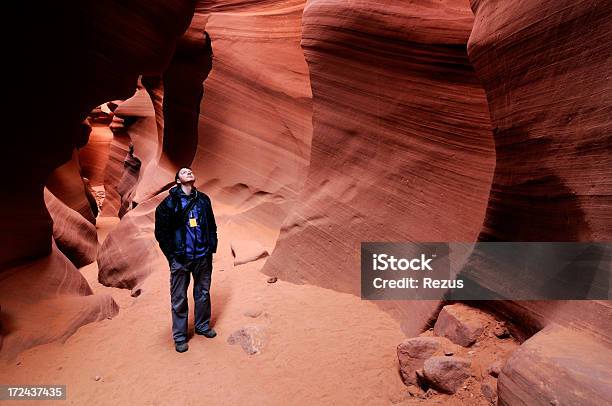 Uomo Guarda Nel Canyon Lower Antelope Arizona Stati Uniti - Fotografie stock e altre immagini di Antelope Canyon